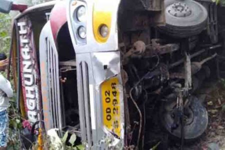 बस पलटने से 1 की मौत, 13 अन्य घायल