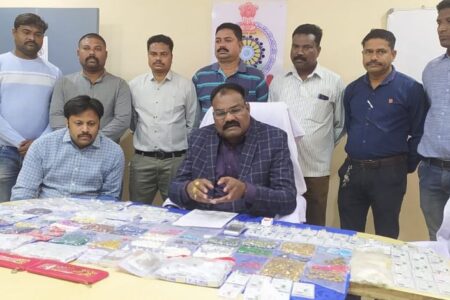 तस्कर निकला बीएसएफ का  रिटायर्ड जवान,  1 करोड़ के रत्न बरामद
