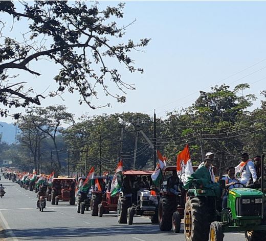 बस्तर : किसानों के समर्थन में भैरमगढ़ में निकली ट्रैक्टर रैली