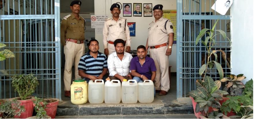महुआ शराब के साथ तीन युवक गिरफ्तार