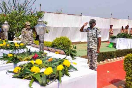 नक्सल विस्फोट में शहीद जवानों को सलामी