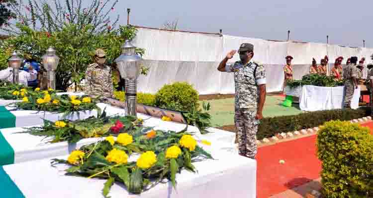 नक्सल विस्फोट में शहीद जवानों को सलामी