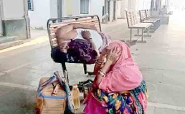 ओडिशा के बीमार मजदूर की स्टेशन में मौत