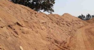 महासमुंद: रेत का अवैध उत्खनन एवं भंडारण, जिपं अध्यक्ष उषा पटेल ने खोला मोर्चा, अधिकारियों पर संरक्षण देने का आरोप