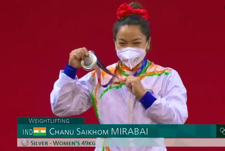 टोक्यो ओलंपिक: वेटलिफ्टर मीराबाई चानू ने दिलाया भारत को पहला पदक
