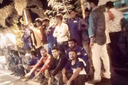 पिथौरा ढांक टोल प्लाजा के कर्मचारी बेमुद्दत हड़ताल पर,समझौते के प्रयास