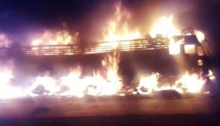 खड़ी ट्रकों को पीछे से ट्रेलर ने मारी ठोकर, लगी आग से चालक की जिंदा जलकर मौत