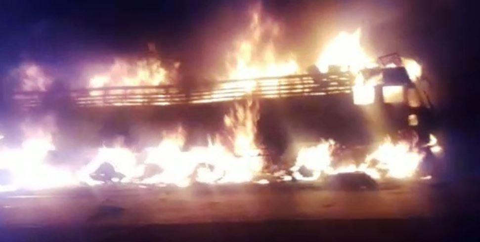 खड़ी ट्रकों को पीछे से ट्रेलर ने मारी ठोकर, लगी आग से चालक की जिंदा जलकर मौत