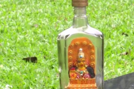 बोतल में देवी दुर्गा की मूर्ति