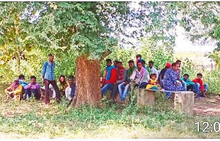 दलालों का कारोबार शुरू ,यूपी ईंट भट्ठा ले जा रहे पिथौरा इलाके के 130 मजदूरों को पटेवा पुलिस ने रोका