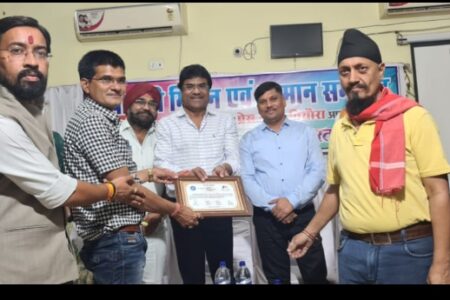 प्रेस क्लब पिथौरा ने पत्रकारों-समाजसेवियों को किया सम्मानित