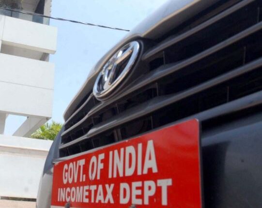 आयकर छापा: फर्जी खरीद, बेहिसाब निवेश और करोड़ों की बेहिसाब नकदी