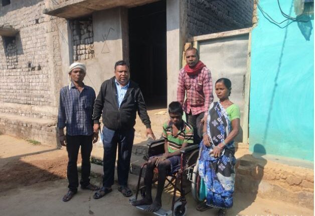 दिव्यांग संदीप को मिली ट्रायसिकल, बैंक मित्र अब घर आकर देंगे पेंशन