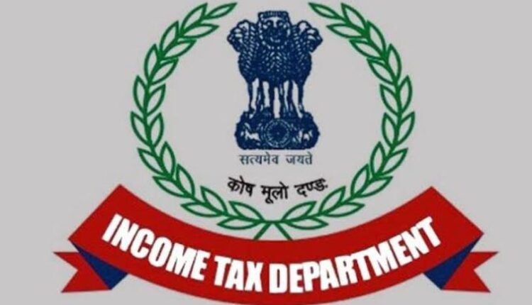 राजस्व मंत्री के रिश्तेदार के आवास पर आयकर छापा