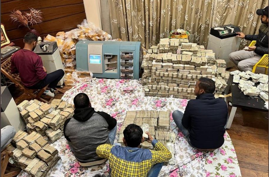 अखिलेश के करीबी कारोबारी के घर खोखों में मिले नोट, 150 करोड़ रुपये बरामद