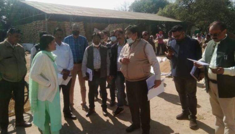 मार्कफेड प्रबंध संचालक ने पिथौरा धान खरीदी केंद्र में अव्यस्था पाई