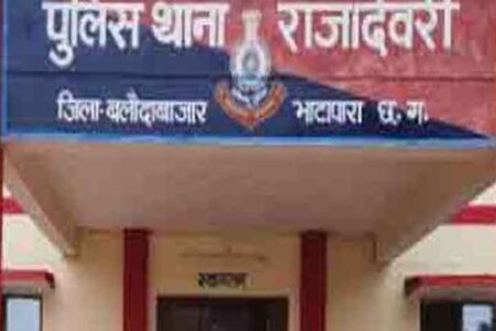 चोरी मामले में एसपी ने राजादेवरी थाना प्रभारी को हटाया, देखें वायरल वीडियो