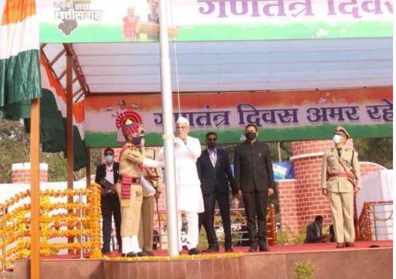मुख्यमंत्री ने जगदलपुर में किया ध्वजारोहण 