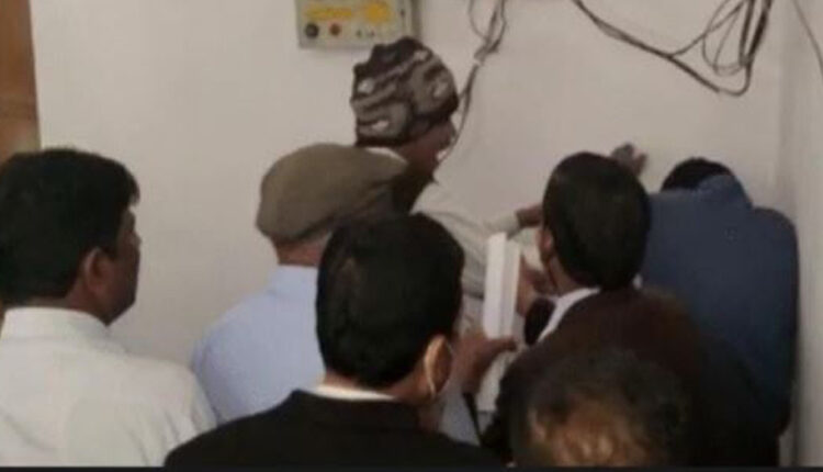 रायगढ़ तहसील कार्यालय में वकीलों ने NT को पीटा,बवाल
