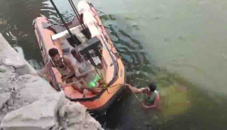 बाराती कार चम्बल नदी में गिरी , दूल्हे समेत 9 मौतें
