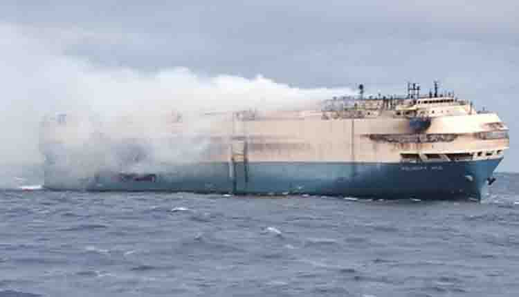 अटलांटिक महासागर में जहाज में आग, हजारों लग्जरी कारें खाक