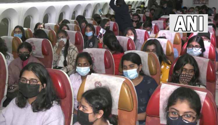 यूक्रेन से 240 छात्रों को लेकर एयर इंडिया की फ्लाइट पहुंची दिल्ली