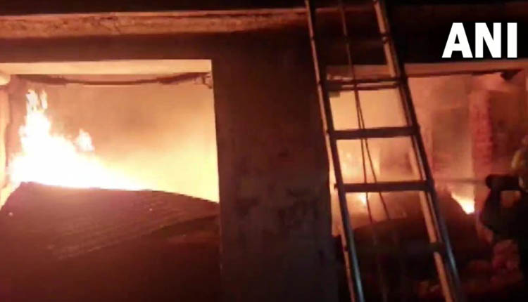 कबाड़ की दुकान में आग, सो रहे 11 मजदूरों की मौत