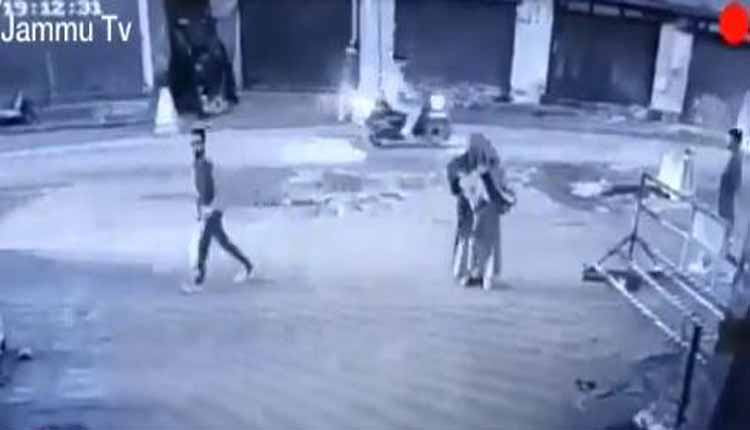 बुर्का पहने आतंकवादी ने CRPF कैंप पर पेट्रोल बम फेंका देखें वीडियो