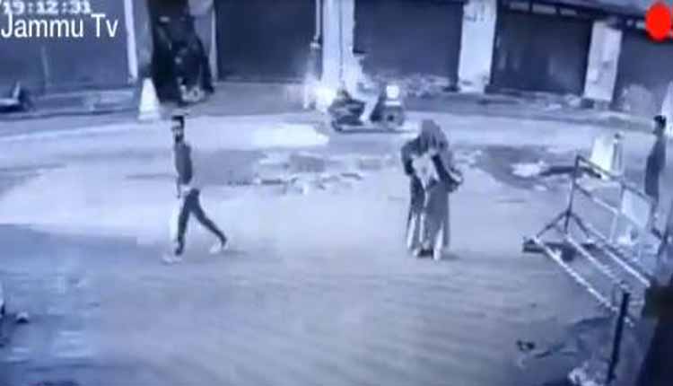 बुर्का पहने आतंकवादी ने CRPF कैंप पर पेट्रोल बम फेंका, देखें वीडियो