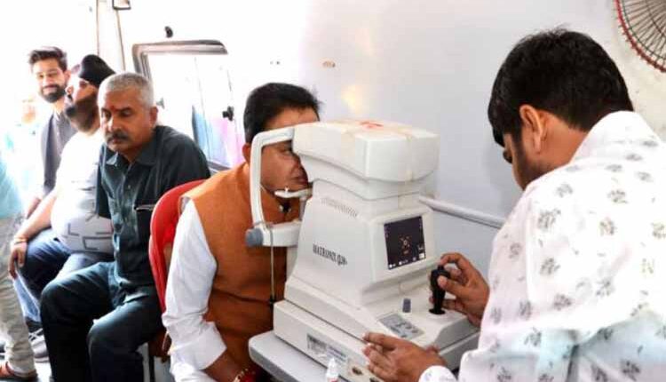 नीलांचल का पिथौरा में निःशुल्क नेत्र जांच शिविर, 500 ने कराया परीक्षण