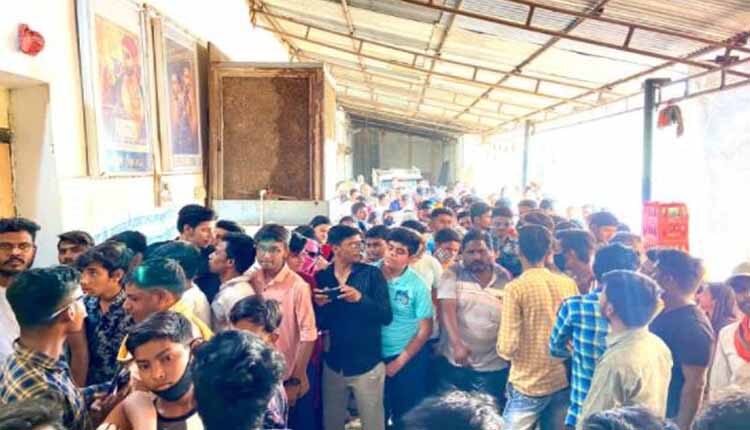 नीलांचल द्वारा पिथौरा के थिएटर में फिल्म कश्मीर फ़ाइल का निःशुल्क प्रदर्शन