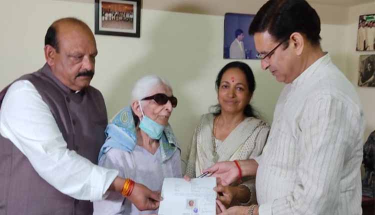बुजुर्ग महिला ने अपनी सारी सम्पत्ति राहुल गांधी के नाम कर दी