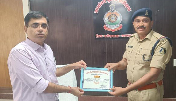 बया चौकी प्रभारी धनेशराम टान्डेकर एवं आरक्षक भरत सेठ कॉप ऑफ द मंथ