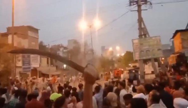 हनुमान जयंती जुलूस पर पथराव, तोड़फोड़ और आगजनी