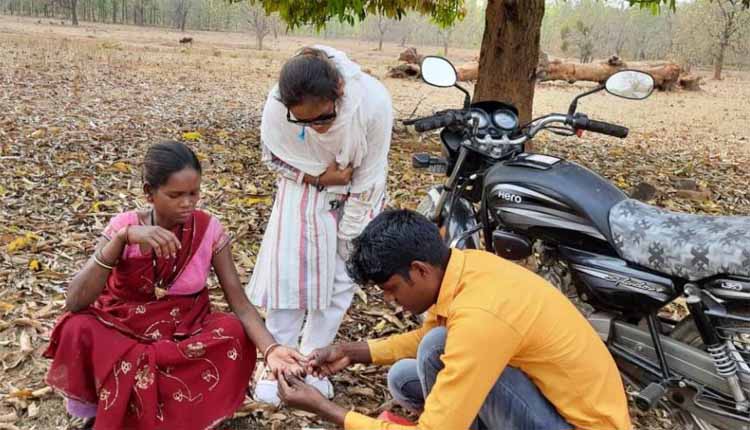 मया मंडई: खेत में जाकर स्वास्थ्य जांच के बाद टीकाकरण