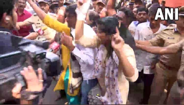 एमएसआरटीसी आंदोलनकारियों का शरद पवार के घर धावा, नारेबाजी-पथराव