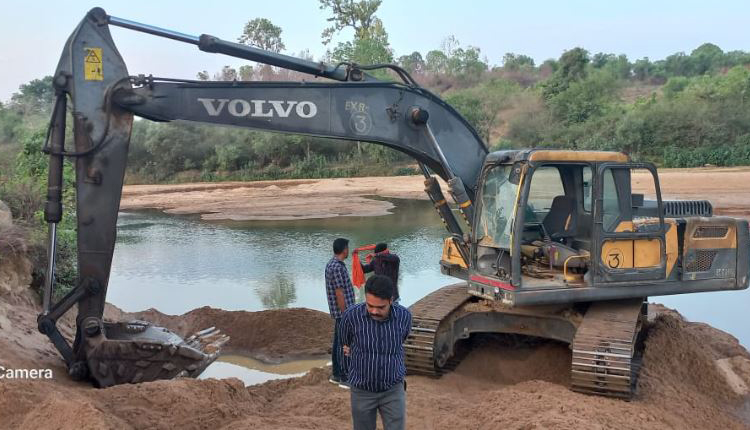 रेण नदी पर रेत का अवैध उत्खनन, ग्रामीणों ने रोका, नहीं पहुंचे अफसर : देखें वीडियो