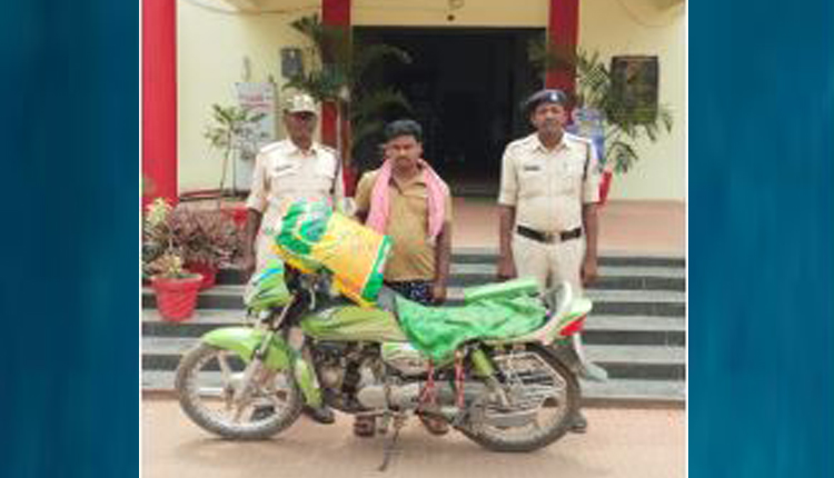 बसना पुलिस ने ओडिशा से दाखिल बाइक से 7 किलो गांजा किया बरामद, गिरफ्तार