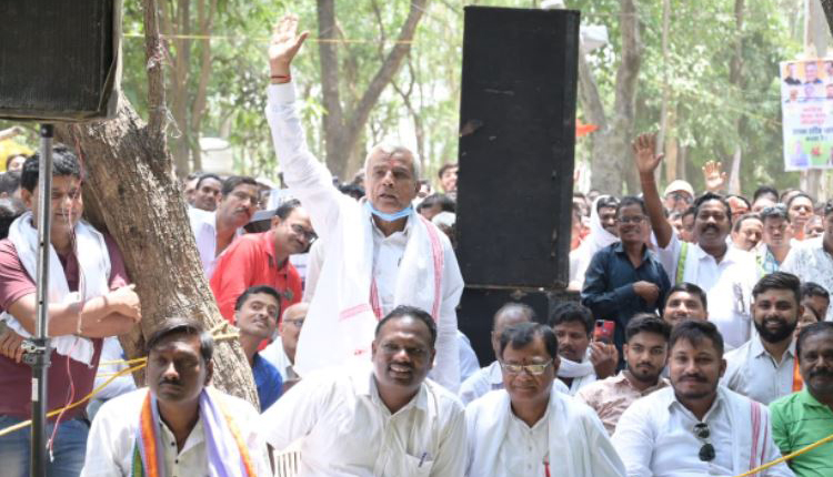 जब सीएम ने पूछा कोई किसान है जिसका ऋण माफ ना हुआ है… सुनते ही भीड़ से आवाज आयी…