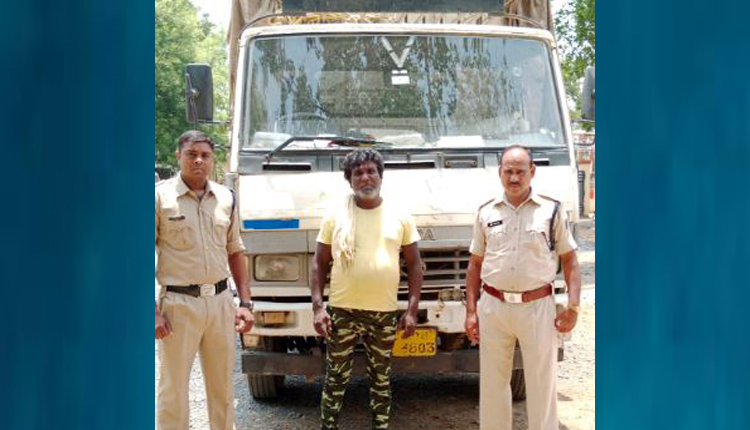 पिथौरा पुलिस की कार्रवाई: अवैध कबाड़ से लदी टाटा 709 जब्त,आरोपी जेल गया