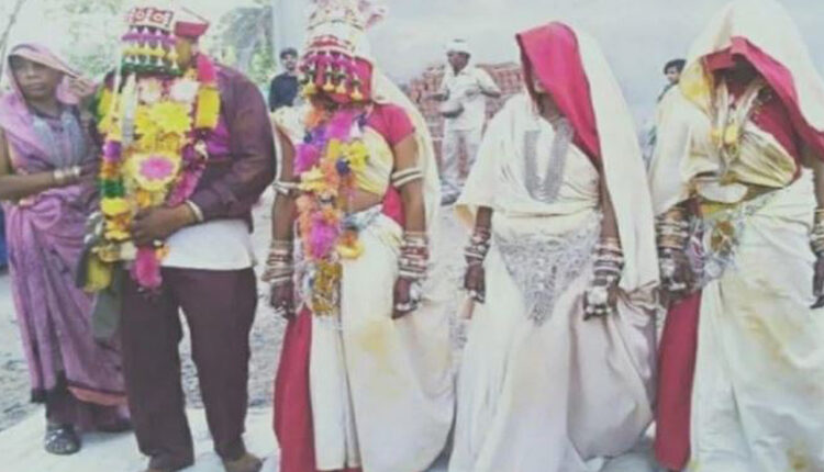 तीन प्रेमिकाओं के साथ एक साथ शादी