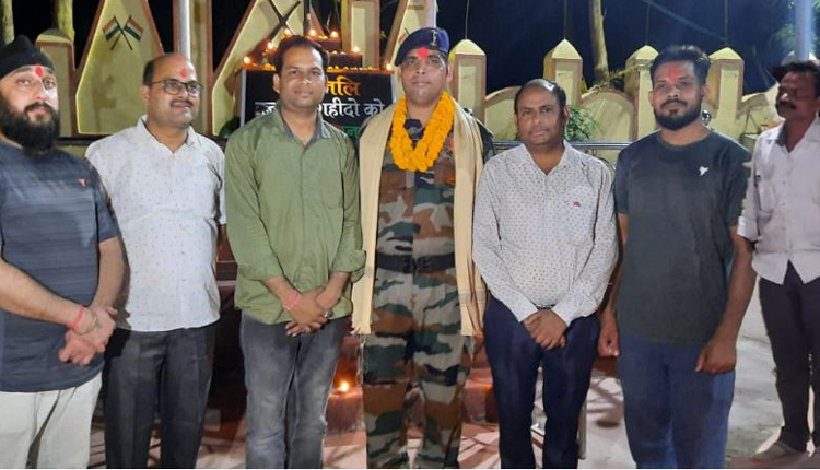 पिथौरा शहीद स्मारक समिति ने दी नक्सली हमले में शहीद को श्रद्धांजलि
