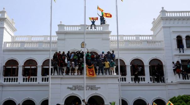 श्रीलंका: राष्ट्रपति के देश छोड़ने के बादआपातकाल