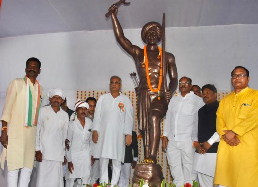 छत्तीसगढ़ के मुख्यमंत्री ने चारामा में किया भगवान बिरसा मुंडा की मूर्ति का अनावरण