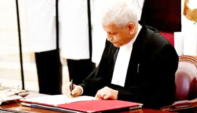देश के चीफ जस्टिस बने यूयू ललित, ली शपथ