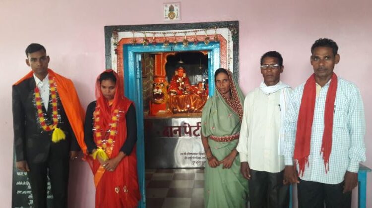 धर्मांतरण मुद्दा: अब दोनों जोड़ों ने हिन्दू रीति-रिवाज से लिए फेरे