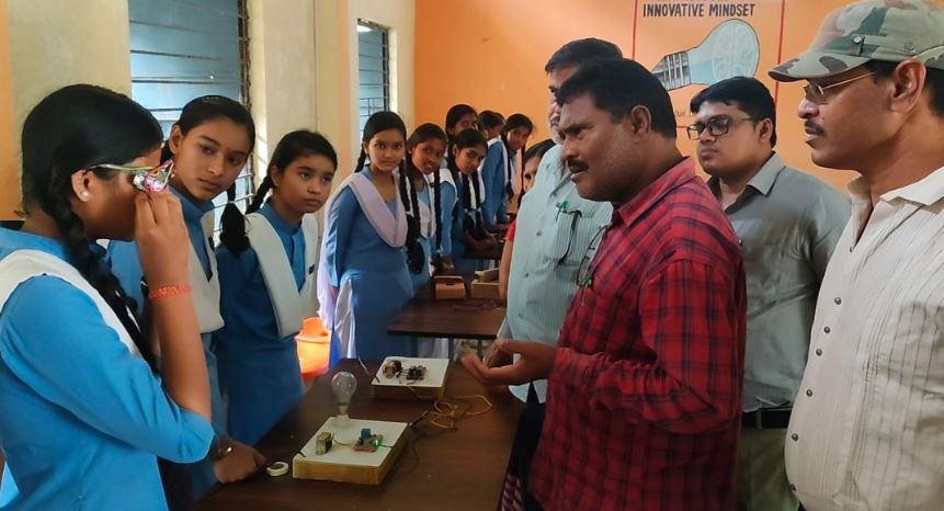जिला स्तरीय विज्ञान प्रदर्शनी में पिथौरा सशिमं के 4 छात्र चयनित