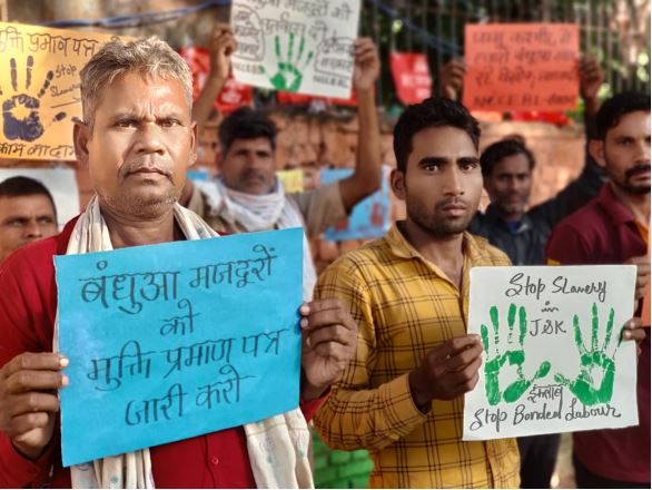 कश्मीर के ईंट भट्टे से मुक्त छत्तीसगढ़िया बंधुआ मजदूरों का दिल्ली जंतर-मंतर में धरना