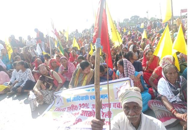 सर्व आदिवासी समाज ने 32% आरक्षण के लिए एनएच 53  जाम किया  