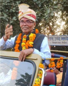 शिक्षक को सेवानिवृति पर तोहफे इस कदर कि मिनी ट्रक में लाना पड़ा 